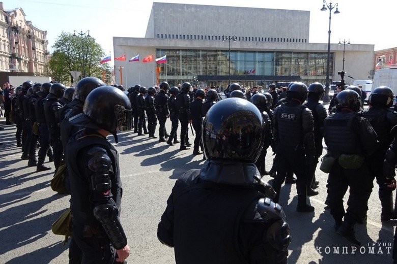 Окружившие митингующих силовики