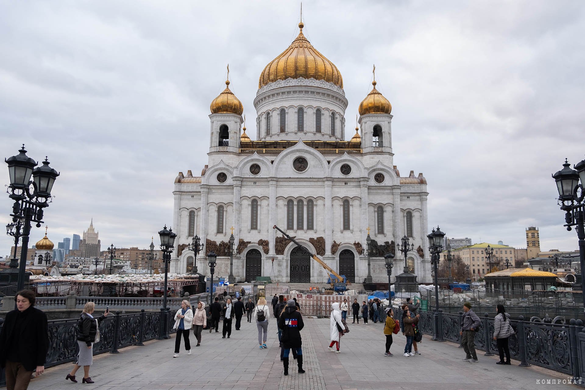 Ремонтные работы на территории храма Христа Спасителя