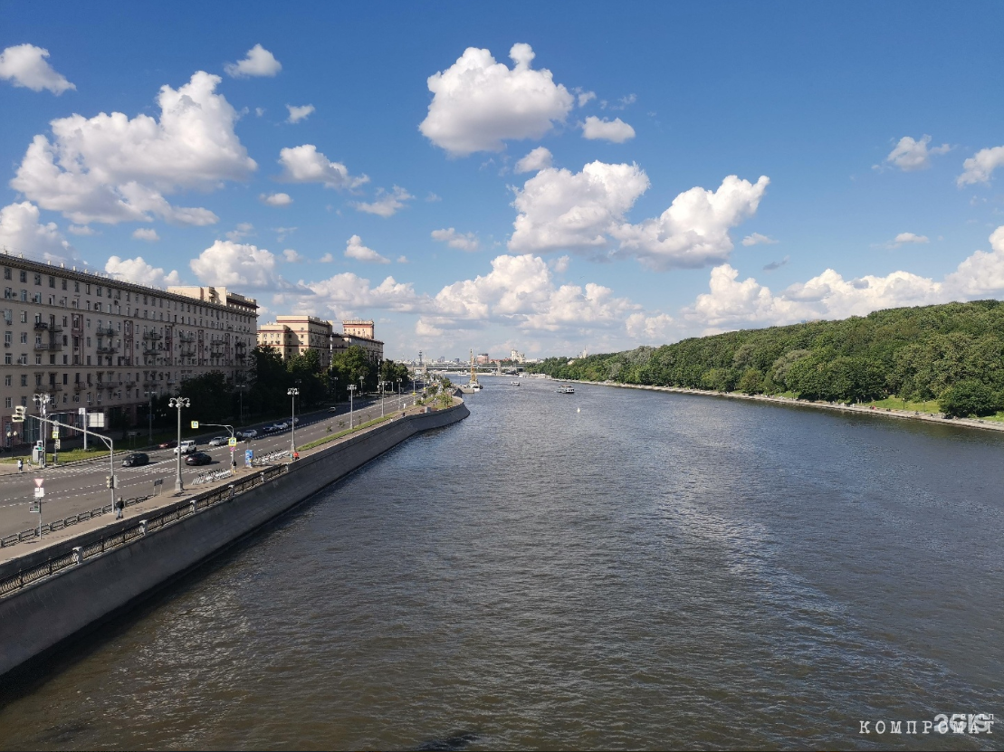 Слева сталинка на Фрунзенской набережной в Москве, где жила Земфира