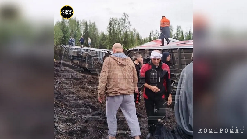 По предварительным данным, сход поезда с рельсов произошёл из-за размыва железнодорожной насыпи — в этом месте пути прогнулись над образовавшейся пустотой